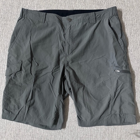 Columbia Men's Dark Gray Cargo Shorts - Picture 1 of 10